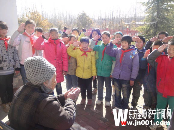 汶上縣郭樓鎮(zhèn)陽(yáng)壩小學(xué)學(xué)生到鎮(zhèn)敬老院去探訪老八路王瑞斌