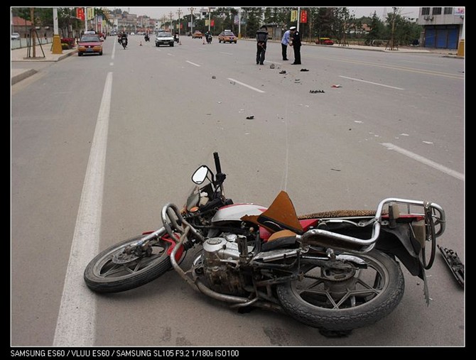 汶上中都大街南段中都苑門(mén)前發(fā)生車(chē)禍 假期出行需遵守交規(guī)