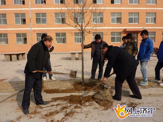 汶上縣白石鎮(zhèn)中學(xué)組織學(xué)生參與綠化美化校園活動(dòng)