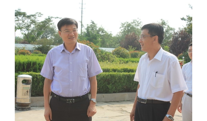 孫琪先后到汶上縣第一實(shí)驗(yàn)中學(xué)和南站一中走訪慰問(wèn)