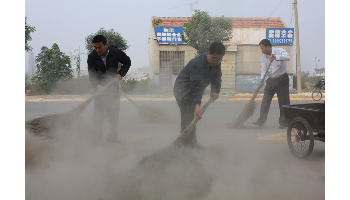 汶上縣教育體育局“我愛汶上”志愿服務隊到“三城同創(chuàng)”責任區(qū)進行衛(wèi)生大掃除