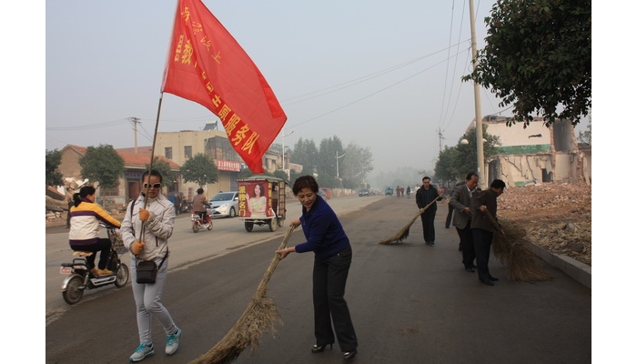 汶上縣教體局“三城同創(chuàng)”志愿服務(wù)隊到西門社區(qū)打掃衛(wèi)生
