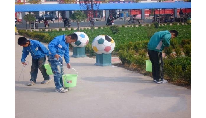 汶上縣苑莊鎮(zhèn)中心小學大隊部建立“紅領(lǐng)巾服務(wù)崗”