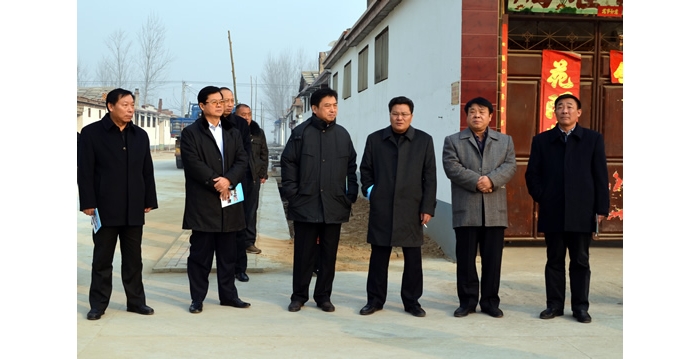 王金生、魏明科、李瑞陽、高文峰、張清民等汶上縣政協(xié)領(lǐng)導(dǎo)視察農(nóng)村公路建設(shè)養(yǎng)護(hù)管理工作