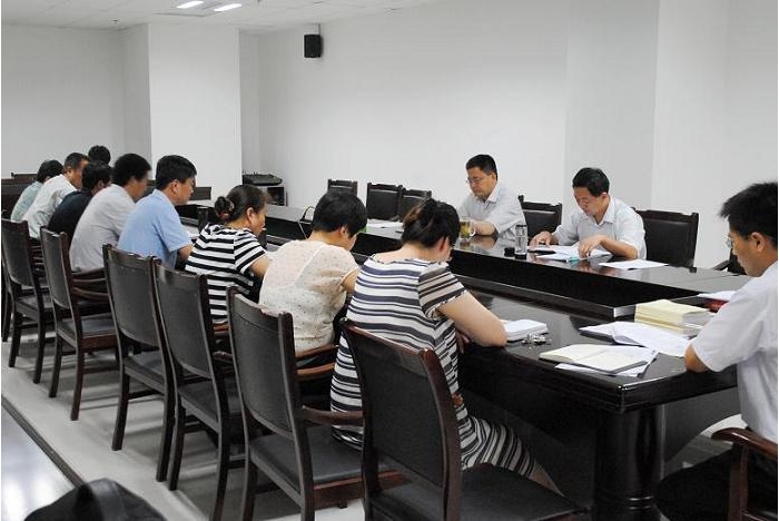 侯典峰到汶上縣總工會對群眾路線教育實踐活動及干部聯(lián)戶情況進行專題調(diào)研