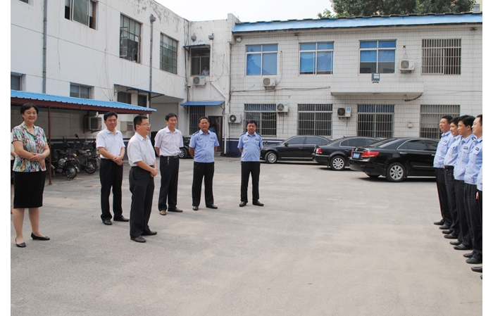 汶上縣總工會(huì)到交警大隊(duì)、環(huán)衛(wèi)處開展“送清涼”活動(dòng)