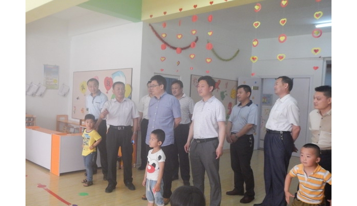 汶上縣紀(jì)委書(shū)記李青到汶上鎮(zhèn)中心幼兒園走訪慰問(wèn)