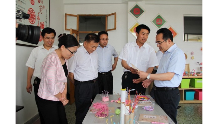縣委副書記、縣長王宏偉“六一”兒童節(jié)到實(shí)驗(yàn)小學(xué)慰問