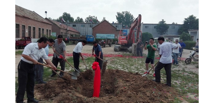 汶上：造價(jià)近千萬元的兩小學(xué)校舍建設(shè)工程同一天破土動工