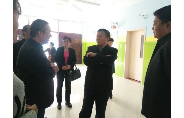 縣教體局李成偉局長到苑莊鎮(zhèn)第二中心幼兒園慰問