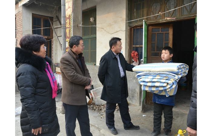 縣教體局李成偉局長(zhǎng)帶隊(duì)慰問(wèn)精準(zhǔn)扶貧包駐村困難群眾