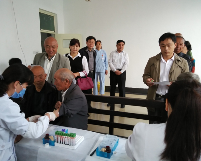 縣總工會(huì)開展“情暖五月，愛心獻(xiàn)勞?！苯】挡轶w活動(dòng)