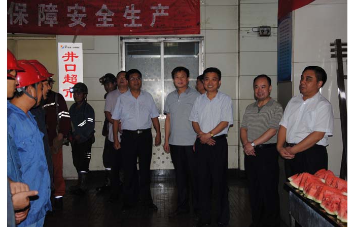 縣政府副縣長(zhǎng)田利國(guó)為企業(yè)職工“送清涼”