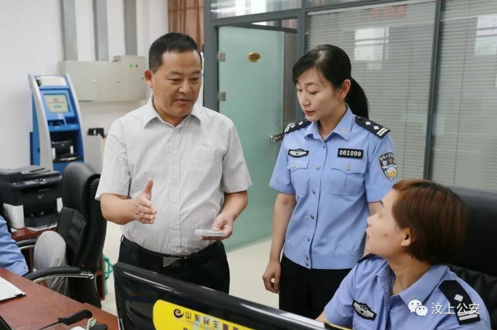 汶上縣人民政府 政務要聞 副縣長、公安局長許文祥到縣為民服務中心公安局窗口督導“放 ...